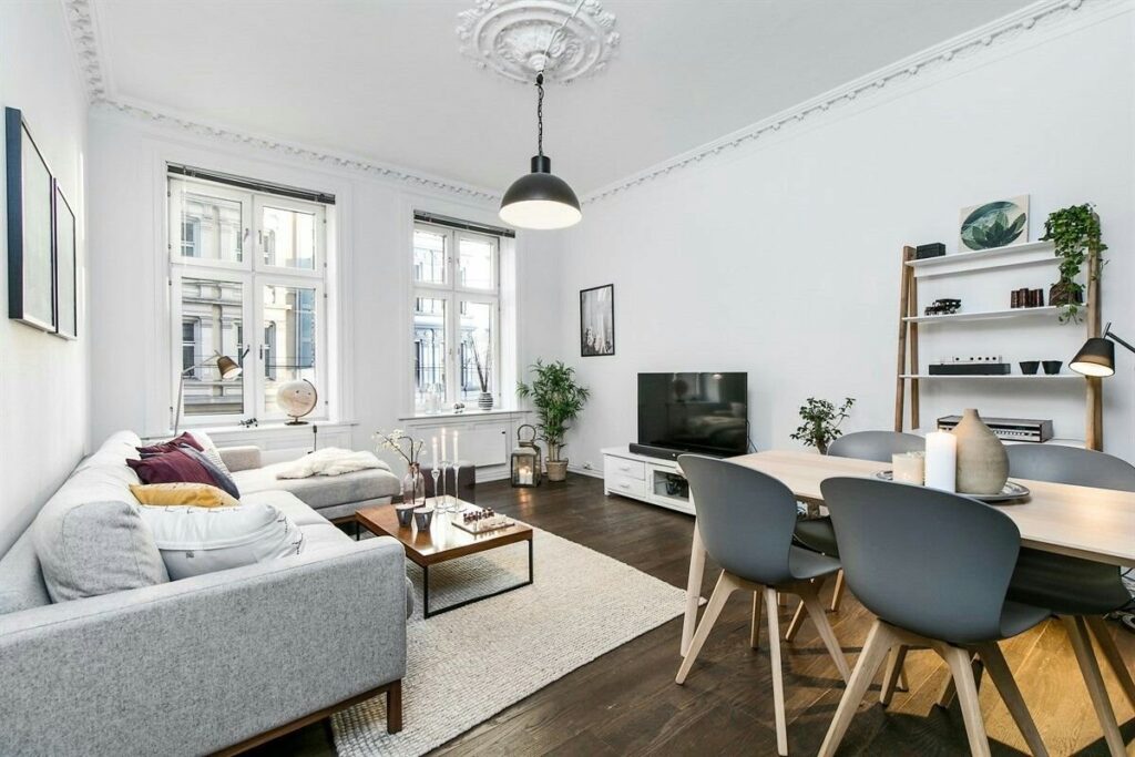 parquet oscuro con muebles claros