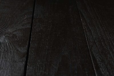 Suelo de tarima negra